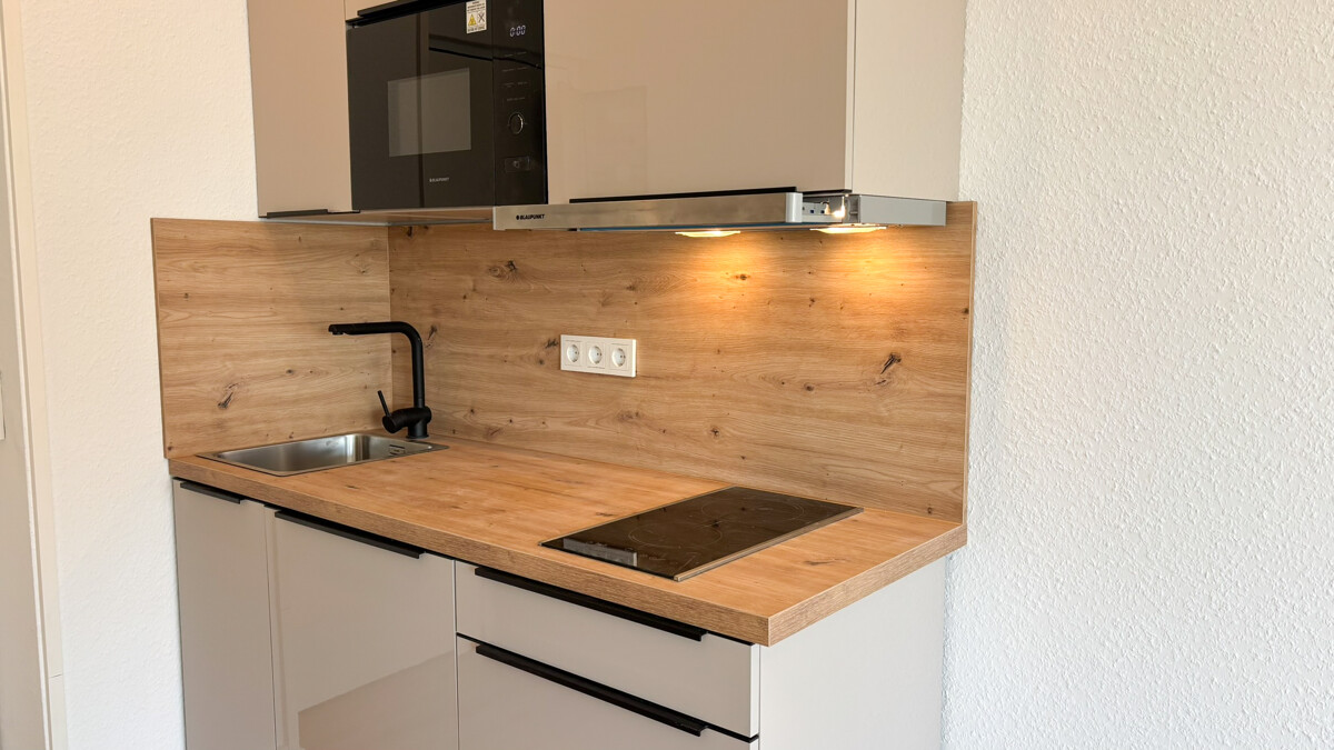 Moderne Einbauküche mit Kühlschrank, Induktionsherd und Mikrowelle Moderne Einbauküche mit Kühlschrank, Induktionsherd und Mikrowelle - Objekt 9790