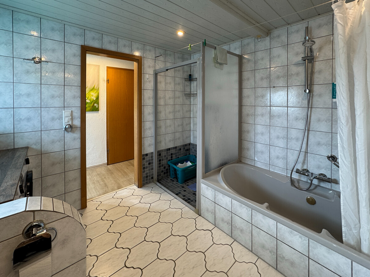 Badezimmer mit Badewanne und ebenerdiger Dusche Badezimmer mit Badewanne und ebenerdiger Dusche - Objekt 9805