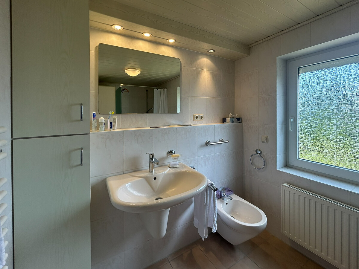 Badezimmer mit Fenster und Bidet Badezimmer mit Fenster und Bidet - Objekt 9824