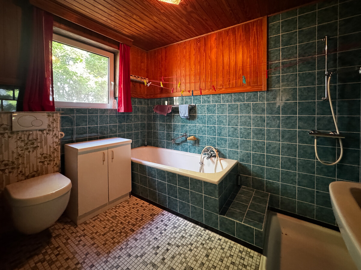 Badezimmer mit Badewanne und seperater Dusche Badezimmer mit Badewanne und seperater Dusche - Objekt 9800
