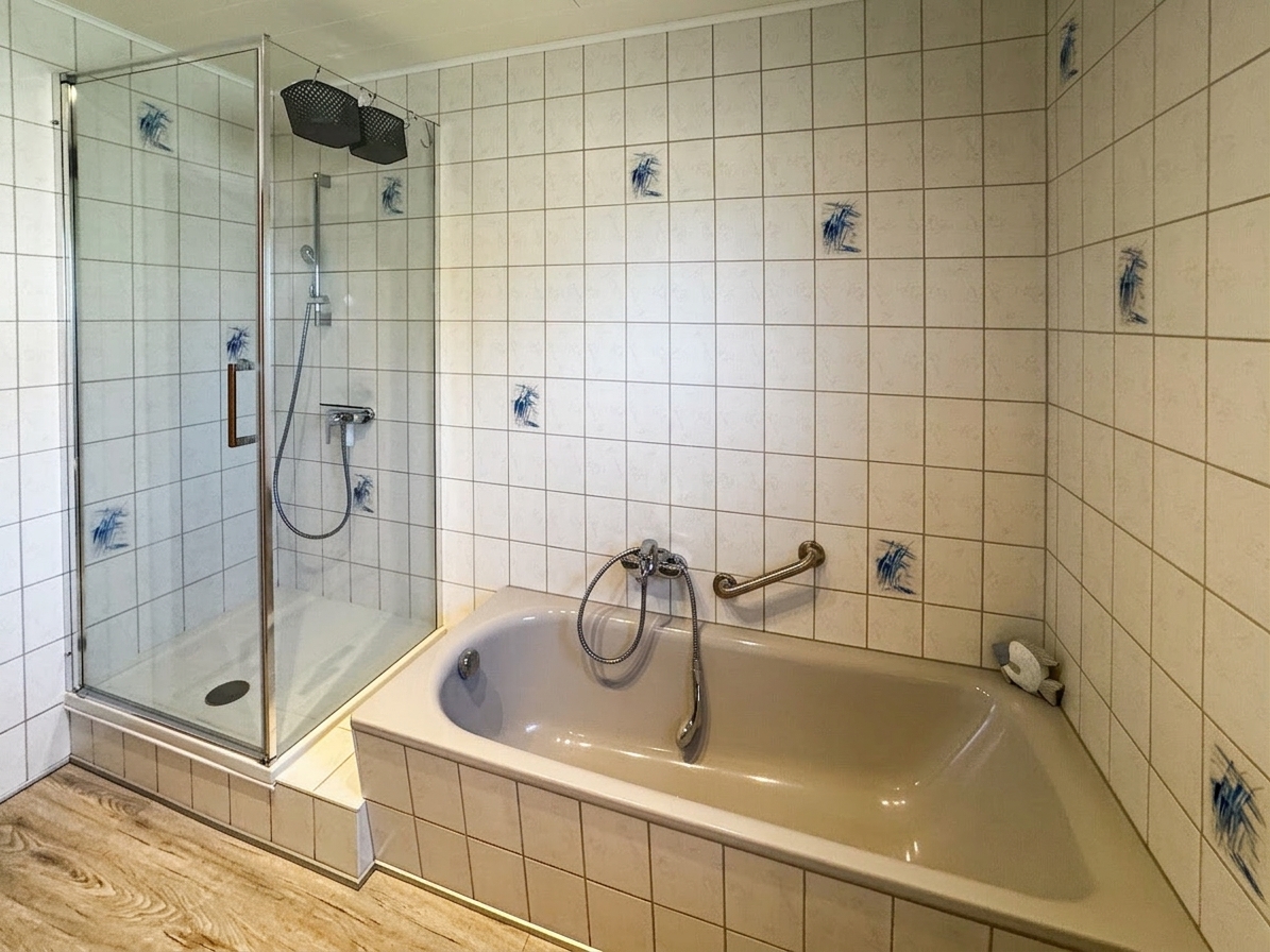 Badezimmer mit Badewanne und separater Dusche Badezimmer mit Badewanne und separater Dusche - Objekt 9814