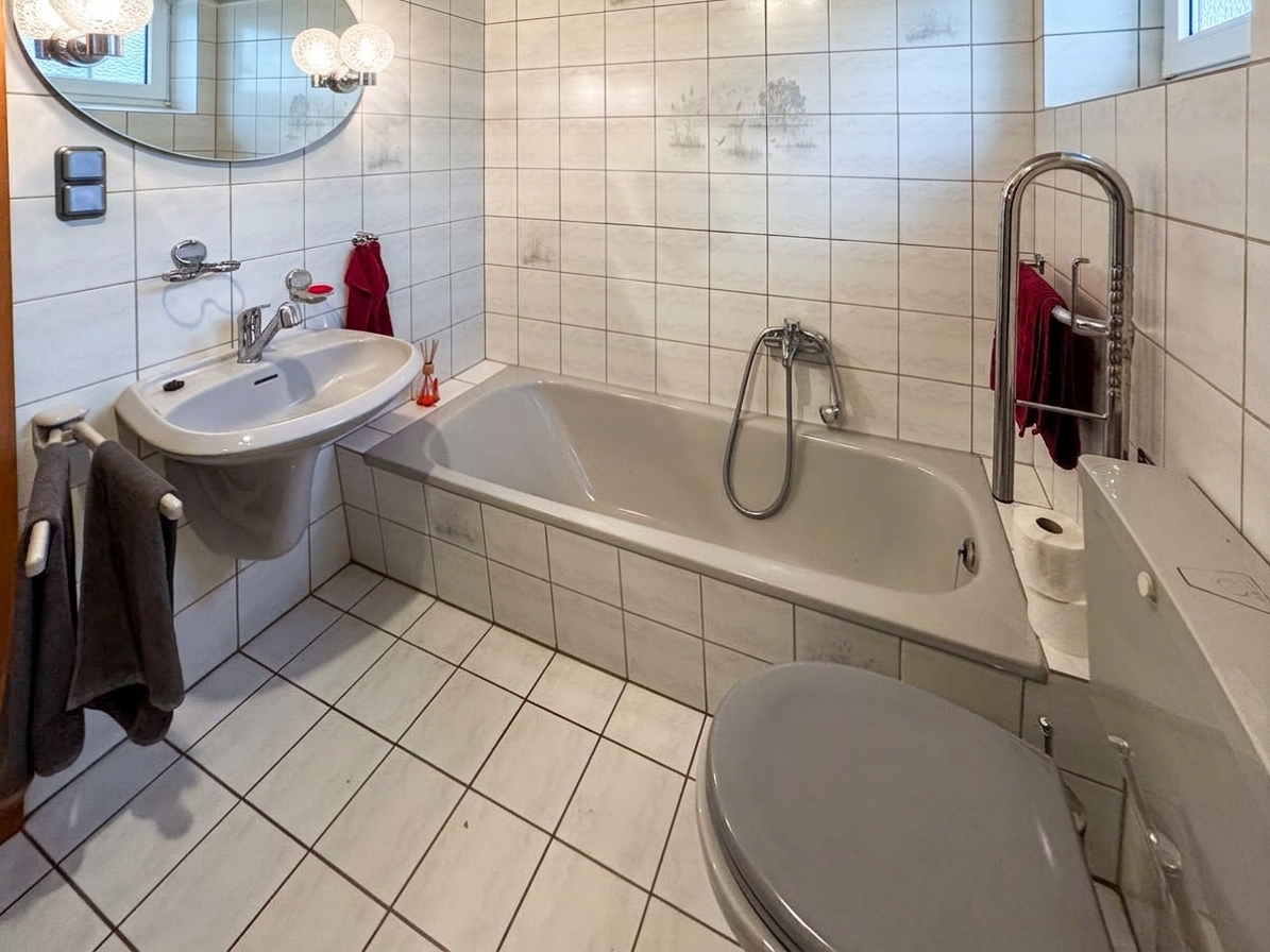 Badezimmer mit zusätzlicher Badewanne - Objekt 9832