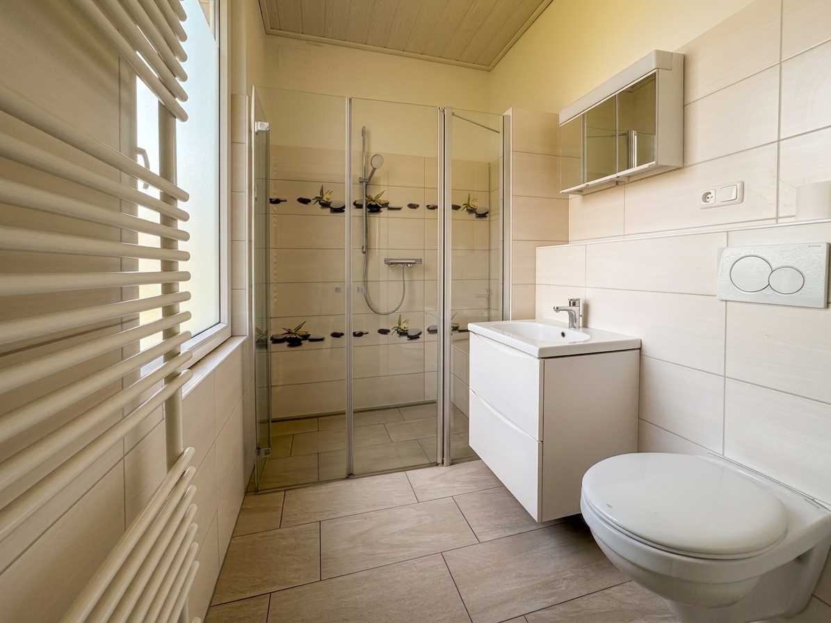 Badezimmer mit ebenerdiger Dusche Badezimmer mit ebenerdiger Dusche - Objekt 9803