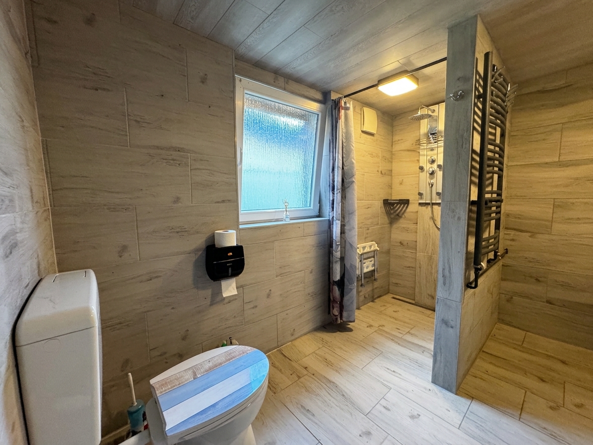 Badezimmer mit ebenerdiger Dusche und Badewanne - Objekt 9811