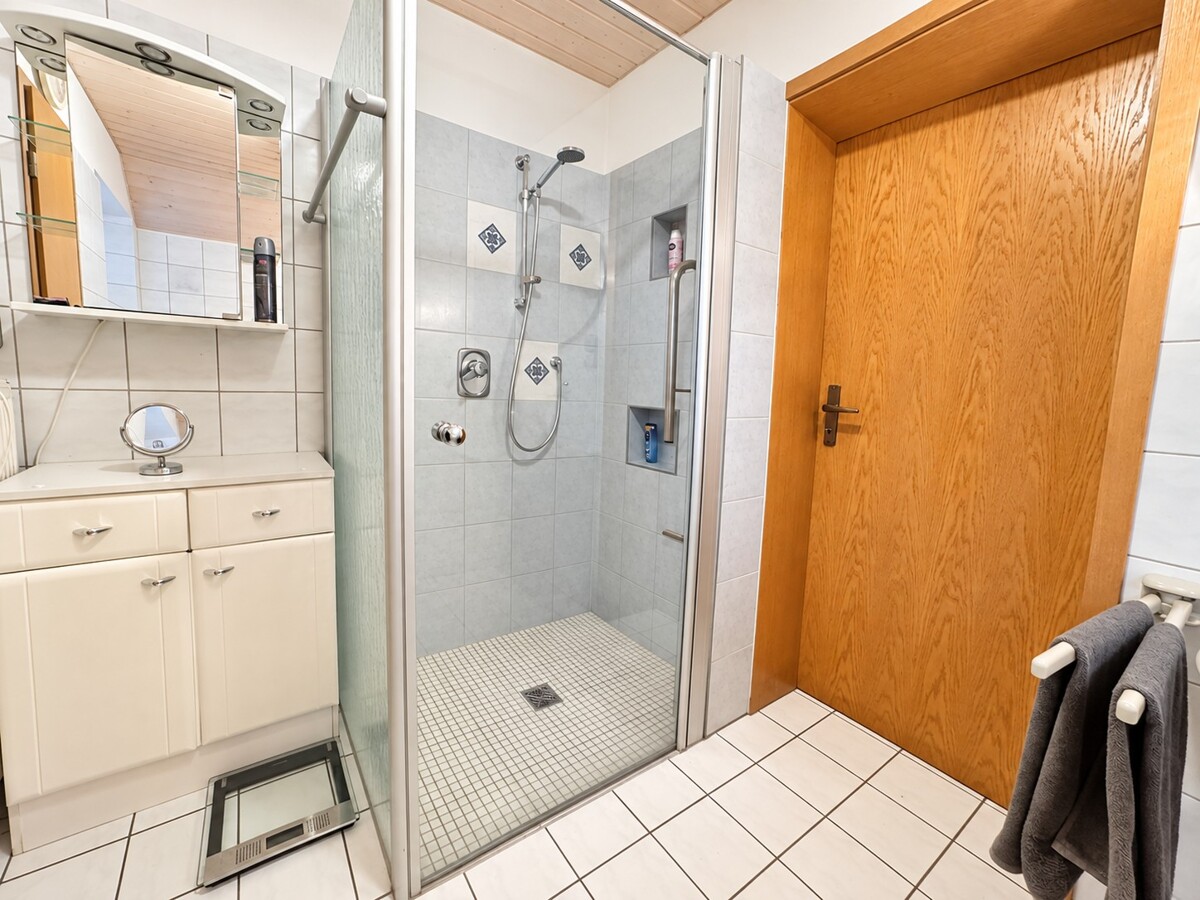 Badezimmer mit ebenerdiger Dusche - Objekt 9832