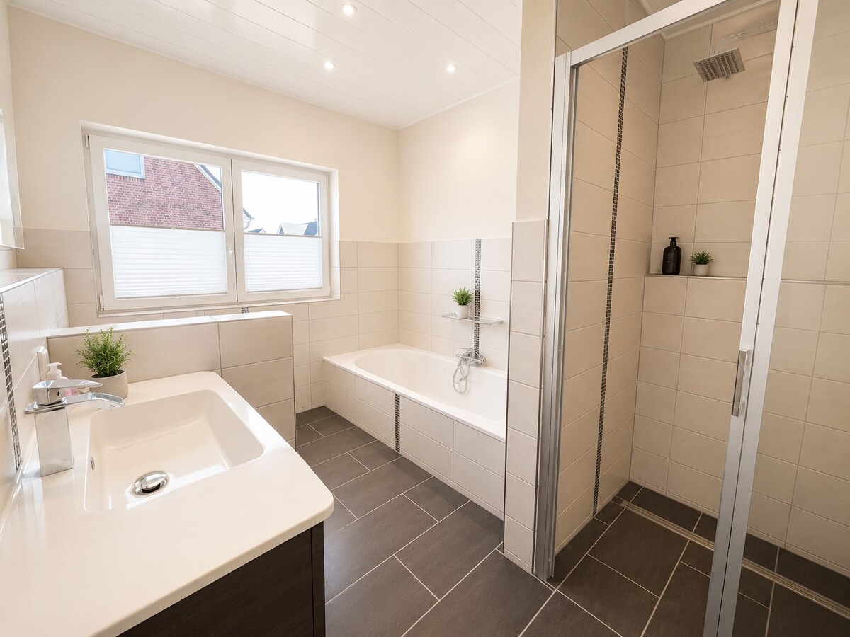 Badezimmer mit ebenerdiger und separater Badewanne - Objekt 9798